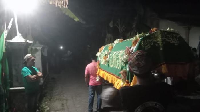 Pemakaman-korban-yang-meninggal-setelah-rumahnya-terbakar-di-Banyuwangi.jpg