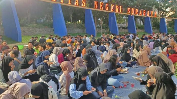 Pembagian-makanan-dan-takjil-di-halaman-Unesa.jpg