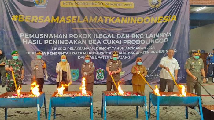 Pemkot-dan-Bea-Cukai-Probolinggo-saat-memusnahkan-jutaan-batang-rokok-ilegal.jpg