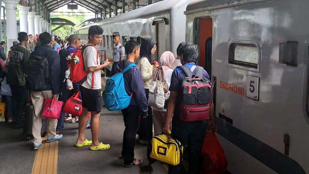 Pemudik-bersiap-menaiki-kereta-api-jarak-jauh-di-peron-Stasiun-Surabaya-Gubeng.jpg