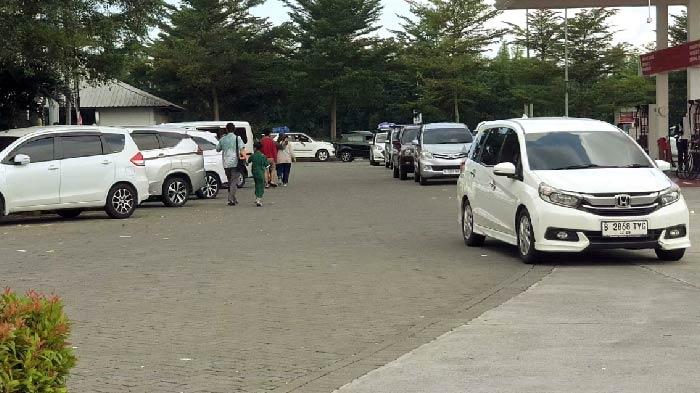 Pemudik-memadati-rest-area-KM-726B-Tol-Surabaya-Mojokerto-saat-arus-balik-H3-Lebaran-2024.jpg