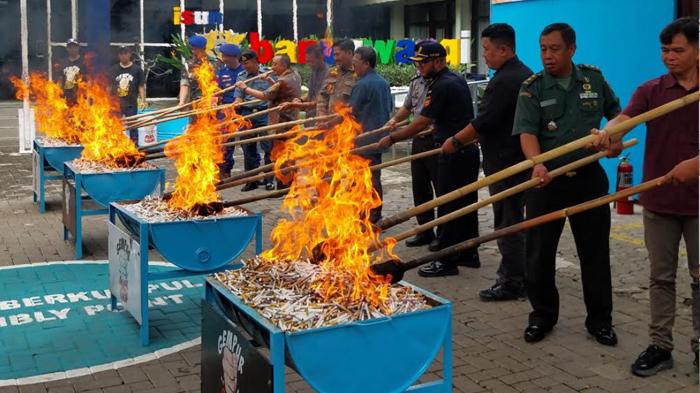Pemusnahan-barang-bukti-ilegal-di-Bea-Cukai-Banyuwangi.jpg