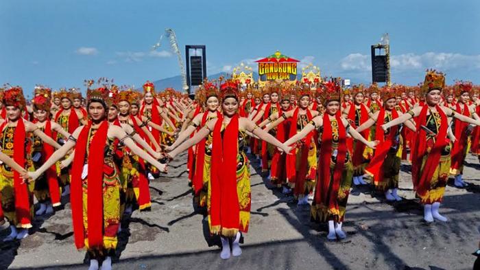 Penampilan-1350-penari-kolosal-Gandrung-Sewu.jpg