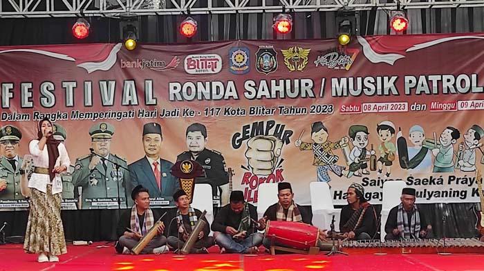 Penampilan-salah-satu-peserta-Festival-Musik-Patrol-di-halaman-Kantor-Satpol-PP-Kota-Blitar.jpg
