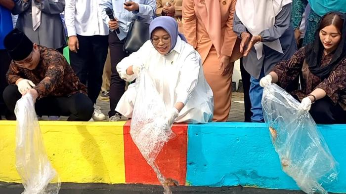 Penasihat-I-Dharma-Bupati-Trenggalek-Mochamad-Nur-Arifin-dan-Anggota-DPR-RI-Novita-Hardini.jpg