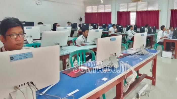 Pendaftar-seleksi-PPK-Pilkada-Kota-Blitar-2024-menjalani-tes-tulis-di-SMPN-3-Kota-Blitar-kemarin.jpg