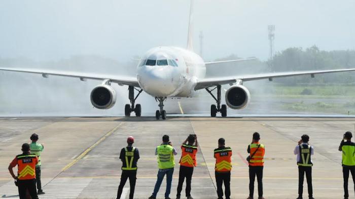 Penerbangan-pesawat-komersial-di-Bandara-Banyuwangi.jpg