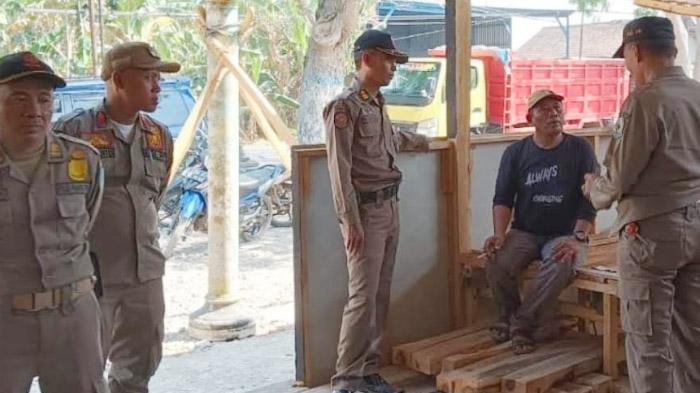 Respon Pengaduan Warga, Satpol PP Tertibkan Bangunan Liar Di Atas Saluran Air Kota Nganjuk