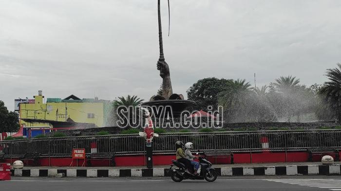 Pengendara-melintas-di-Taman-Pecut-yang-berada-di-depan-Alun-alun-Kota-Blitar-Kamis-26122024.jpg