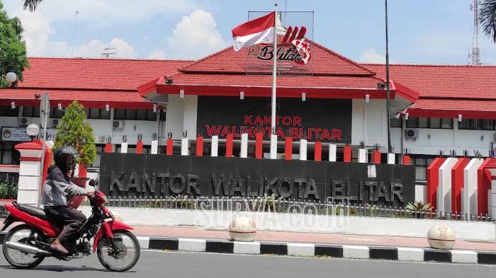Pengendara-melintas-di-depan-Kantor-Wali-Kota-Blitar-tiga.jpg