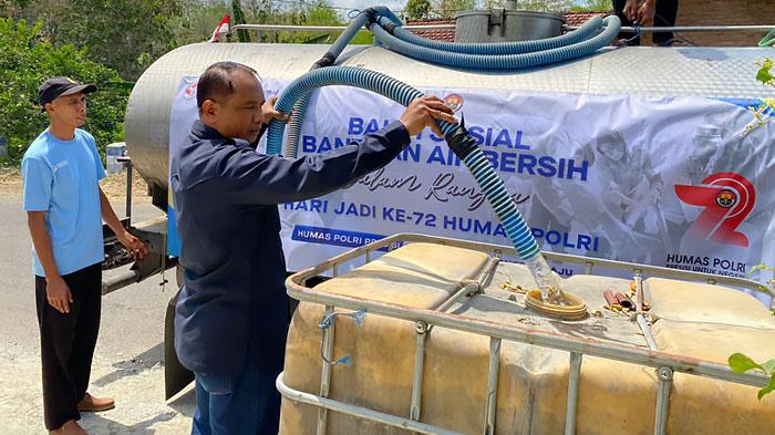 HUT Humas Polri ke-72, Polres Tulungagung Kirim Bantuan Air Bersih ke Daerah Terdampak Kekeringan