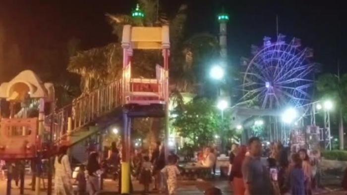 Pengunjung-menikmati-wahana-hingga-larut-malam-di-Alun-alun-Lamongan-Minggu-2442023-malam.jpg