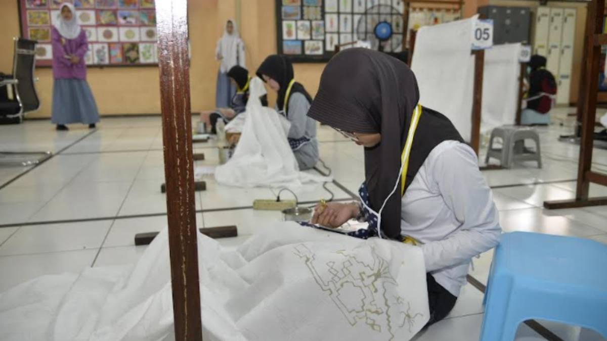 Peninjauan-LKS-Dikmen-di-SMKN-12-Surabaya-bidang-lomba-textile.jpg