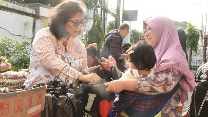 Penjabat-Wali-Kota-Kediri-Zanariah-ikut-melayani-masyarakat.jpg
