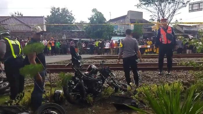 BREAKING NEWS Penjaga Palang Perlintasan Ditetapkan Tersangka Laka KA vs 7 Motor di Magetan