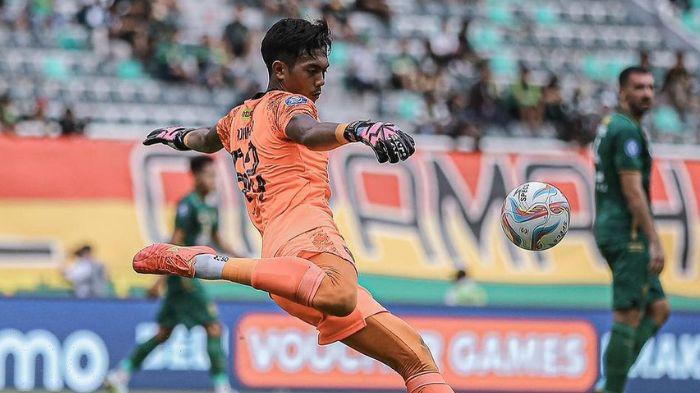 Penjaga-gawang-Persebaya-Surabaya-Andhika-Ramadhani-saat-perkuat-Bajul-Ijo-di-Liga-1.jpg