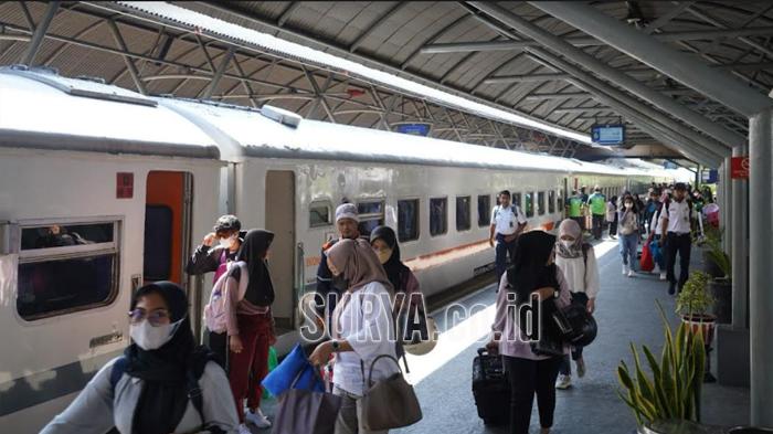 Penumpang-KA-saat-tiba-di-Stasiun-Gubeng-Surabaya-ka-kereta.jpg