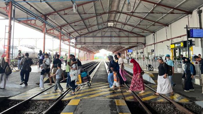 Penumpang-kereta-api-di-Stasiun-Daop-7-Madiun-jelang-lebaran.jpg