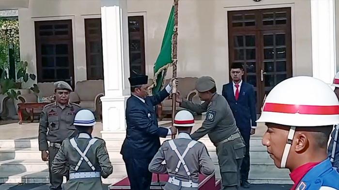 Penyerahan-Bendera-Pataka-Jer-Basuki-Mawa-Beya-ke-Pj-Bupati-Jombang-Teguh-Narutomo.jpg