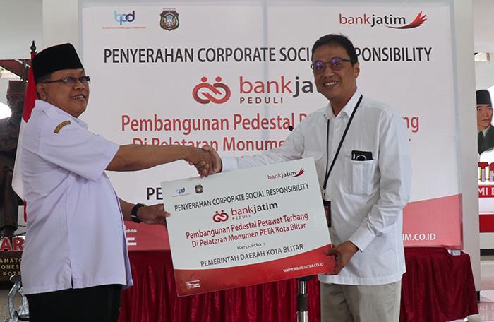 Penyerahan-CSR-Bank-Jatim-Peduli-yang-dilakukan-oleh-Tonny-Prasetyo.jpg