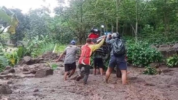 Jalan Tertutup Material Longsor, Akses Warga 2 Desa di Kecamatan Jatibanteng Situbondo Terganggu