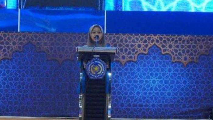 Perjuangan-Nur-Rahmah-Jadi-Buruh-Bangunan-Demi-Bantu-Ibu-Kini-Kuliah-Gratis-di-Unismuh-Makassar.jpg