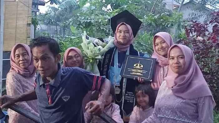 Perjuangan-Yulinda-Anak-Pengepul-Rongsokan-Demi-Lulus-Kuliah-di-Trisakti-Rela-Waktu-Luang-Berkurang.jpg