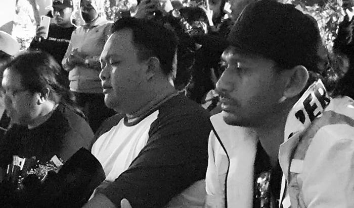 Bonek Persebaya Doa dan Tabur Bunga di Pintu 13 Stadion Kanjuruhan Malang