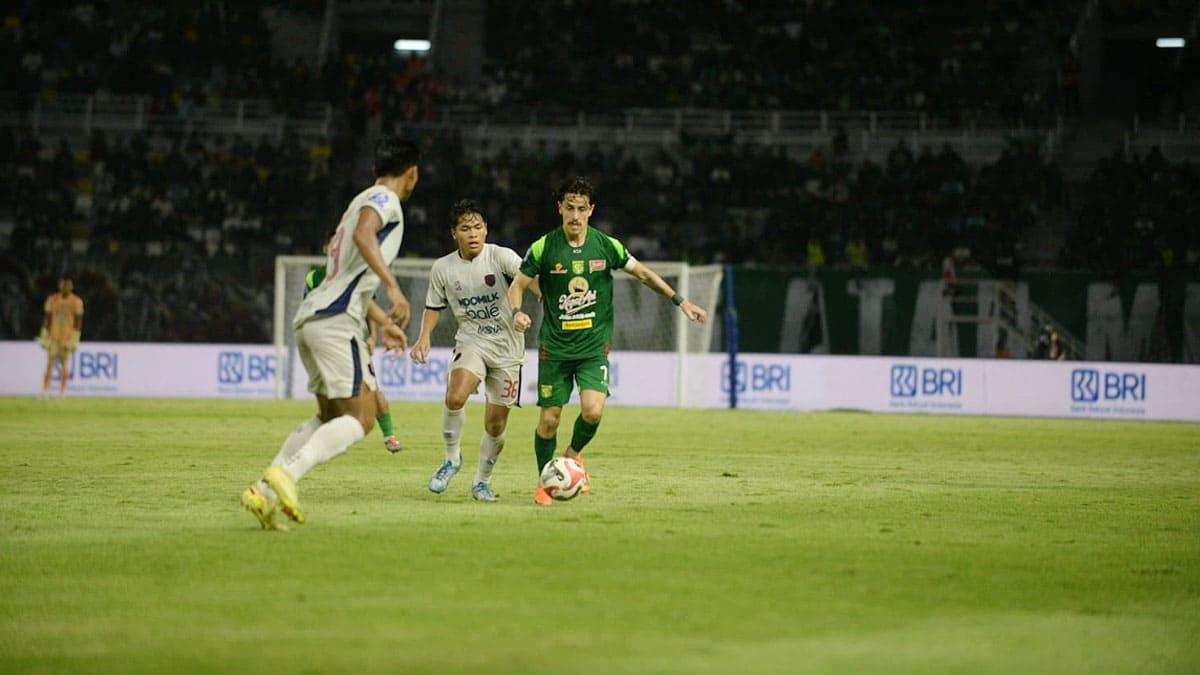 Persebaya-vs-Persita-Francisco-Rivera-cetak-gol.jpg