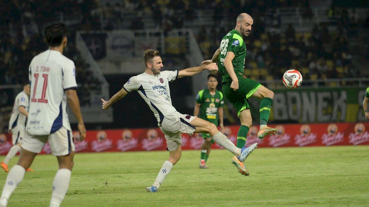 Persebaya-vs-Persita-Milos-Raickovic.jpg