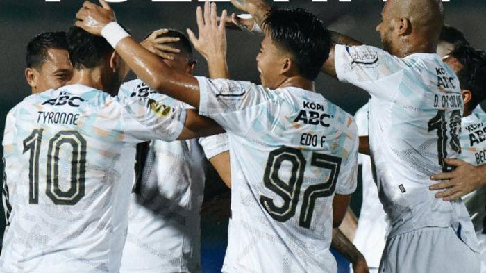 Persib-Bandung-merayakan-kemenangan-atas-Barito-Putera.jpg