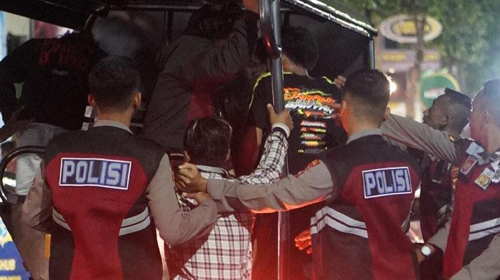 Personil-Polres-Probolinggo-Kota-mengamankan-tujuh-pemuda-yang.jpg