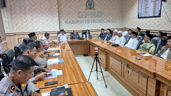Pertemuan-para-pemuka-agama-di-Kantor-DPRD-Kabupaten-Probolinggo-Jatim.jpg