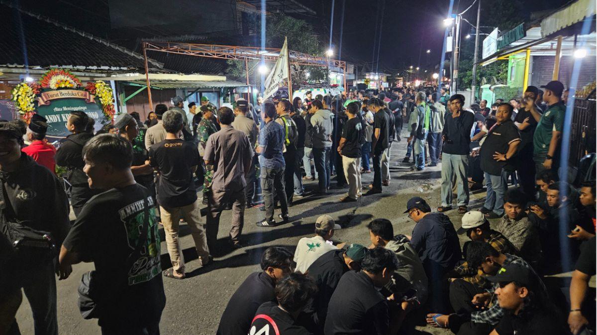 Pesan Terakhir Andie Peci Diungkap Sahabat, Bonek Berdatangan ke Rumah Duka - Surya.co.id