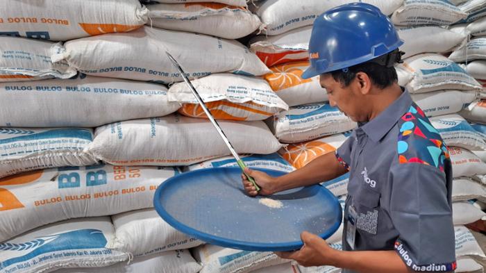 Petugas-Bulog-Madiun-tengah-mengecek-kualitas-stok-beras.jpg