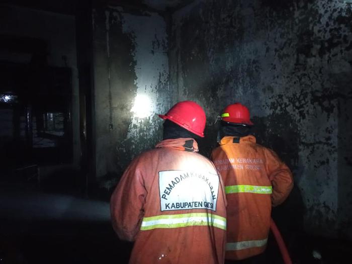 Petugas-Dinas-Damkarla-Gresik-memadamkan-api.jpg