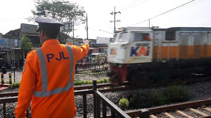 Petugas-Jalur-Perlintasan-Langsung-Kereta-Api.jpg
