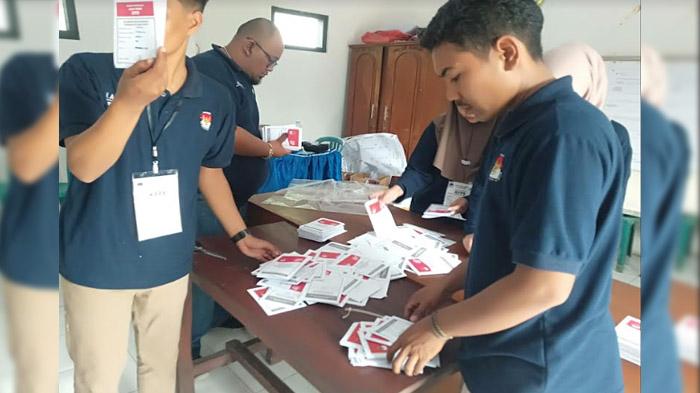 Petugas-KPPS-saat-Menghitung-Surat-Suara-di-Pemilu-2024-Lalu.jpg