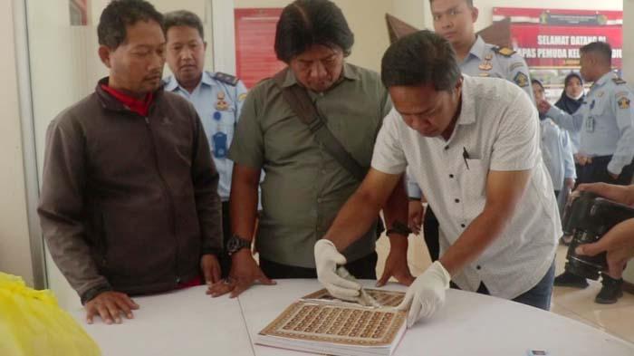 Petugas-Lapas-Pemuda-Madiun-temukan-sabu-sabu-yang-diselipkan-di-kitab-suci-Alquran.jpg