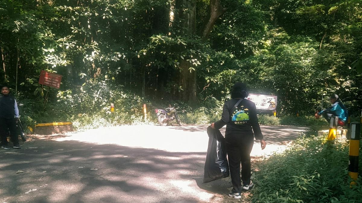 Petugas Tahura Raden Soerjo Bersihkan Sampah di Jalur Wisata Mojokerto-Batu - Surya.co.id