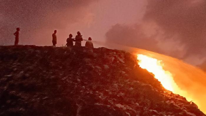 Petugas-damkar-Kota-Probolinggo-saat-memadamkan-api-yang-membakar-sampah-di-TPA.jpg