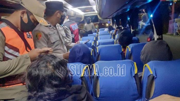 Petugas-gabungan-saat-mengecek-penumpang-bus-apakah-sudah-vaksin.jpg