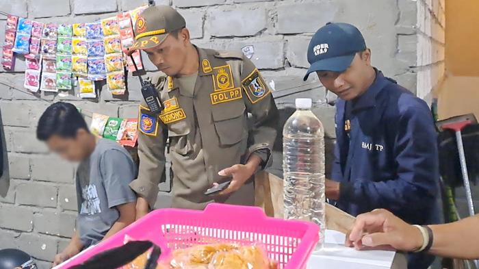 Petugas-gabungan-saat-merazia-warkop-menjual-miras-di-Kabupaten-Tuban-Jatim.jpg