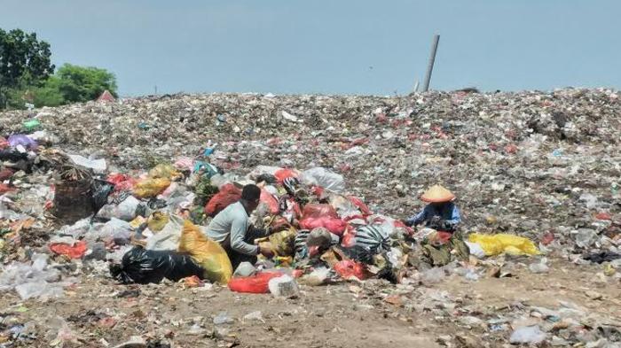 Petugas-kebersihan-tengah-memilah-sampah.jpg
