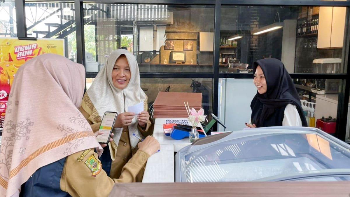 Petugas-melakukan-kegiatan-pengawasan-pelaku-usaha-di-Kota-Mojokerto-Jatim.jpg