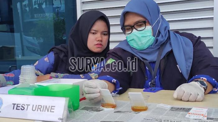 Di Terminal Patria Blitar, Puluhan Awak Bus Jalani Tes Urine, Ada yang Hasilnya Samar