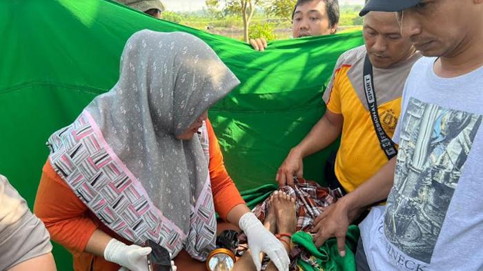 Petugas-mengevakuasi-seorang-pelajar-asal-Lamongan-yang-ditemukan-tewas.jpg