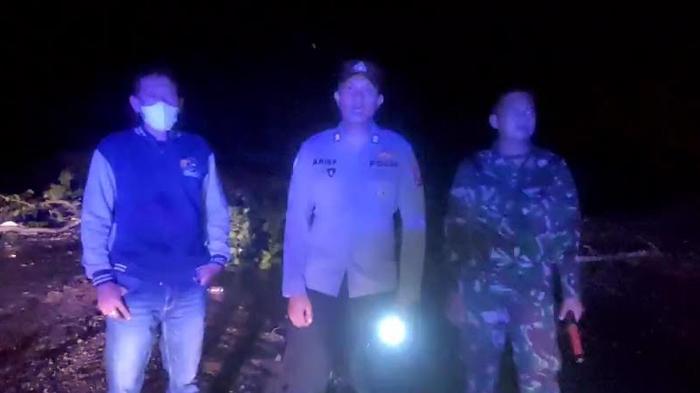 Petugas-saat-beri-keterangan-soal-lereng-Gunung-Semeru-Lumajang.jpg
