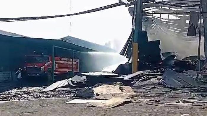 Pabrik Kayu di Kebomas Gresik Kebakaran, 16 Jam Dilalap Api