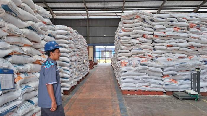 Petugas-tengah-mengecek-stok-beras.jpg
